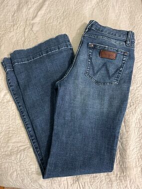 Wrangler Women's Boot Cut Jeans in Medium Blue Wash